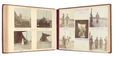 العائلة الإمبراطورية الروسية ، صفحة من ألبوم للصور ، حوالي 1897-99 (صورة بالأبيض والأسود) (انظر أيضًا 487673-80) بواسطة مصور روسي
