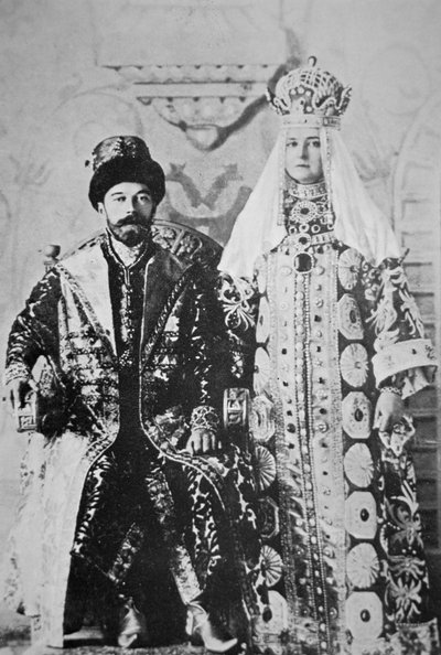Tsar Nicholas II and Tsaritsa Alexandra in full coronation regalia, May 1896 (b/w photo) بواسطة مصور روسي