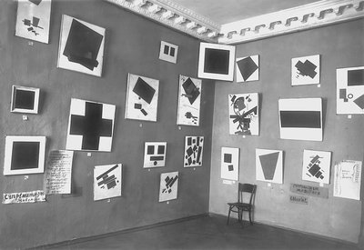 منظر للغرفة مع Malevichs Black Square ولوحات سوبريماتيست أخرى ، معرض المستقبل الأخير للوحات 0.10 ، بتروغراد ، شتاء 1915-1916 بواسطة مصور روسي