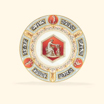 طبق عشاء من البورسلين من خدمة رافائيل ، المركز يصور سيدة كلاسيكية و بوتو ، 1903 بواسطة المدرسة الروسية