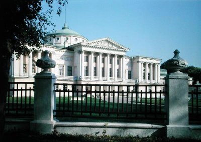 تم بناء قصر شيريميتييف في أوستانكينو عام 1770 بواسطة المدرسة الروسية