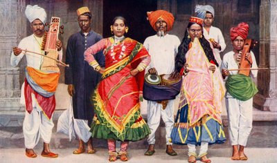 فتيات رقصات ناوتش مع الموسيقيين المصاحبات له ، الهند ، 1922. بواسطة نورتون ريال