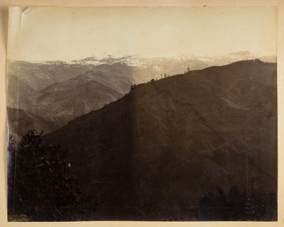 مشهد الجبل في دارجيلنغ ،  من "مناظر دارجيلنغ" ، 1880 (صورة b / w) بواسطة صموئيل بورن