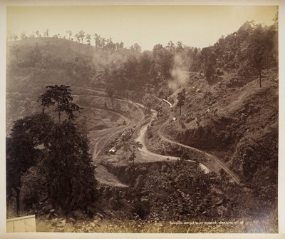 عكس المحطة أسفل Teendaria ، دارجيلنغ ،  من "مناظر دارجيلنغ" ،  1860 - 1880    (ب / ث الصورة) بواسطة صموئيل بورن