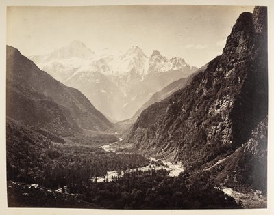 منظر يطل على مضيق النهر وقوس صخري طبيعي محاط بالأشجار على نهر الغانج في Bhaironghati. ألبوم صور الهند ، بشكل رئيسي بواسطة Samuel Bourne 1866 بواسطة صموئيل بورن