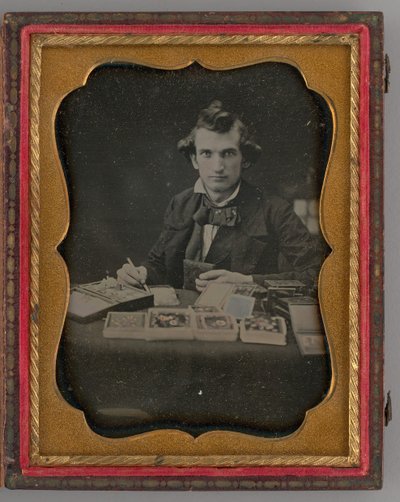 صورة غير معنونة لرجل جالس يمسك بنمط Daguerreotype وفرشاة ، 1865. بواسطة صموئيل ميلر