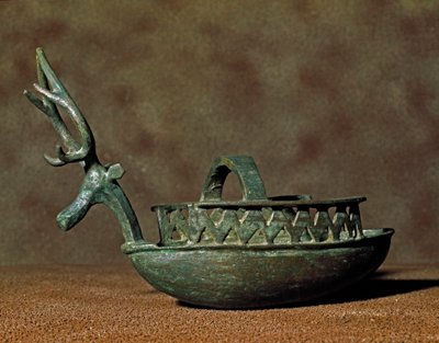 ثقافة نوراجيك (نوراجي) سردينيا: نحت على شكل قارب به أشكال رأس غزال من البرونز. القرنان الثامن والسابع قبل الميلاد. كالياري ، المتحف الوطني الأثري ، سردينيا ، إيطاليا بواسطة حضارة سردينيا نوراجيك
