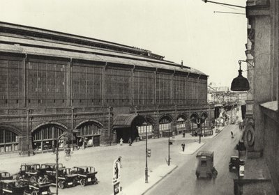 برلين: Bahnhof Friedrichstrasse ؛ محطة فريدريش شتراسه (صورة b / w) بواسطة ساشا ستون