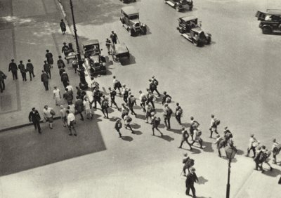 برلين: مجموعة من الطيور المتجولة. الكشافة (b / w photo) بواسطة ساشا ستون