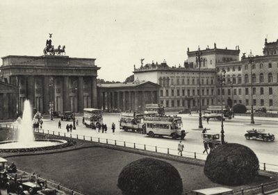 Berlin: Pariser Platz (b/w photo) بواسطة ساشا ستون