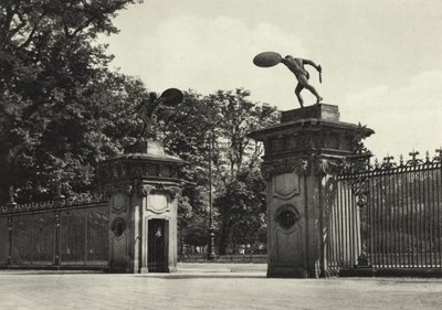 Berlin: Schloss Charlottenburg, Eingang; Charlottenburg Palace, Entrance (b/w photo) بواسطة ساشا ستون