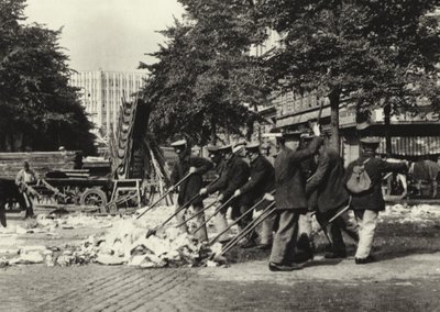 برلين: كناسة شوارع في Wittenberg-Platz ؛ كناس الشوارع في Wittenberg Platz (صورة b / w) بواسطة ساشا ستون
