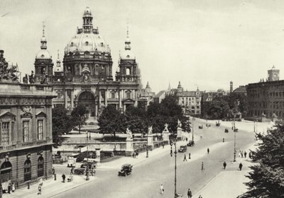 برلين: أمام Schlossbrucke ؛ أمام جسر القصر (صورة b / w) بواسطة ساشا ستون