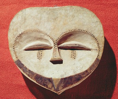 قناع جانوس ، Kwele Population ، الكونغو (خشب مطلي) بواسطة المدرسة الأفريقية