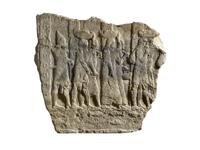 جزء من النقش الآشوري يظهر جنود يرافقون الغنائم والأسرى من بابل (رخام) بواسطة المدرسة الآشورية