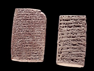 بلاد ما بين النهرين: أقراص آشورية (على اليسار) لعقد تجارة (القرن التاسع عشر أو الثامن عشر قبل الميلاد) وأقراص بابلية (يمين) لعقد بيع منزل (بين القرنين العشرين والسادس عشر قبل الميلاد) منقوشة بنقش مسماري. باريس ، مجموعة بريوكس بواسطة المدرسة الآشورية