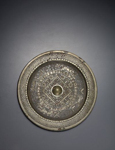 مرآة دائرية &39;TLV&39; ، سلالة شين ، 9-24 ميلادي (برونزي) بواسطة المدرسة الصينية