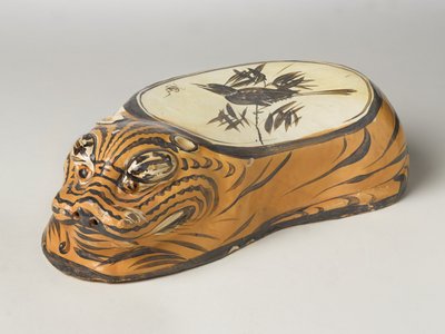 وسادة Cizhou Ware على شكل نمر بواسطة المدرسة الصينية