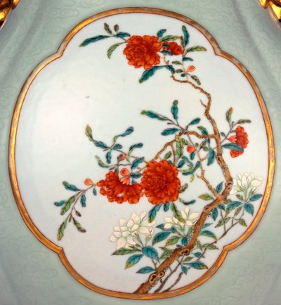 تفاصيل مزهرية جميلة ونادرة جدًا من زهرة السيلادون المطحونة مع مينا مذهب من Prunus و Roses بواسطة المدرسة الصينية