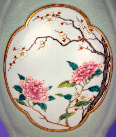 تفاصيل مزهرية جميلة ونادرة جدًا من زهرة السيلادون المطحونة مع مينا مذهب من Prunus و Roses بواسطة المدرسة الصينية