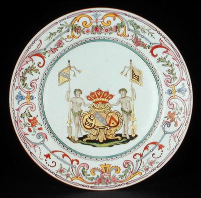 طبق عشاء مزخرف بالمينا الوردية العائلية بأذرع Goos of Ghyseghem ، acollees مع Vecquemans و Goubau ، فترة Yonzheng (1725-35) حوالي 1730 (الخزف) بواسطة المدرسة الصينية