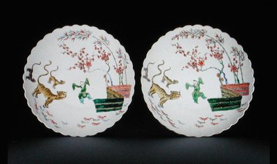 زوج من الأطباق مزين بمينا فرتية عائلية على طراز Kakiemon من فترة Kangxi بواسطة المدرسة الصينية