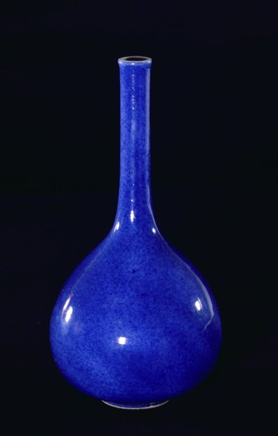 مزهرية زرقاء اللون من عهد أسرة تشينغ (1644-1912) (سيراميك) بواسطة المدرسة الصينية