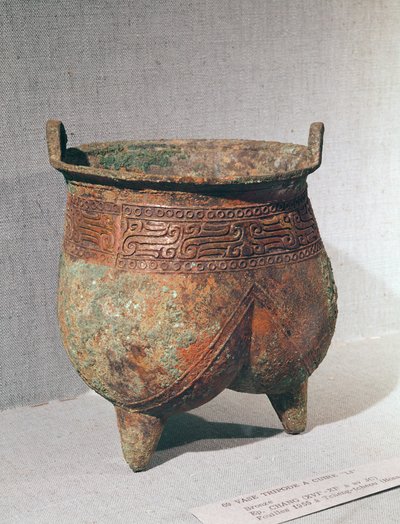 وعاء طقوس 'li' به جسم مفصص وزخرفة تنانين كوي ، من باي-تشيا-تشوانغ ، وتشنغتشو ، وخنان ، وأسرة شانغ بواسطة المدرسة الصينية