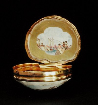 صندوق السعوط على شكل صدفة ، فترة Qianlong (1736-95) حوالي 1760 (خزف) (انظر أيضًا 210140) بواسطة المدرسة الصينية