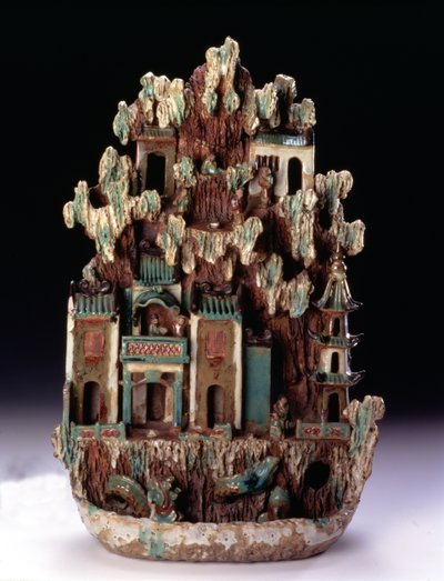 جنة جبل الطاوية على Penglai صنعت في أفران شيوان ، مقاطعة قوانغدونغ ، أسرة تشينغ 1644-1912 ، أواخر القرن التاسع عشر (خزف حجري متعدد الألوان ومذهب) بواسطة المدرسة الصينية