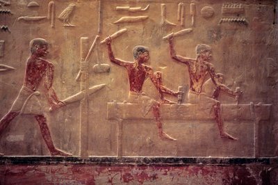 مصر القديمة، نحت/رسم على الحائط، المصطبة/مقبرة تي، سقارة، الأسرة الخامسة، النجارون ينشرون ويطرقون، شعاع التشكيل (صورة) بواسطة المدرسة المصرية