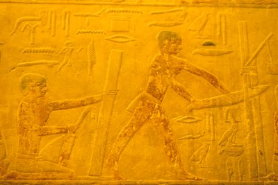 مصر القديمة، نحت/رسم على الحائط، المصطبة/مقبرة تي، سقارة، الأسرة الخامسة، النجارون، سحج ونشر الأخشاب (صورة) بواسطة المدرسة المصرية