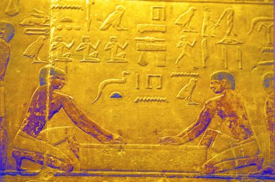 مصر القديمة، نحت/رسم على الجدران، مصطبة/مقبرة تي، سقارة، الأسرة الخامسة، عمال يصقلون الخشب (صورة) بواسطة المدرسة المصرية