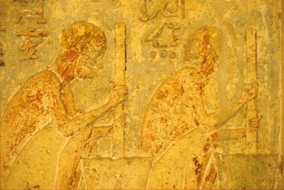 مصر القديمة، نحت/رسم على الجدران، مقبرة بتوصيريس، تونا الجبل، 300 ق.م، عمال يستخدمون المدقة والهاون (صورة) بواسطة المدرسة المصرية