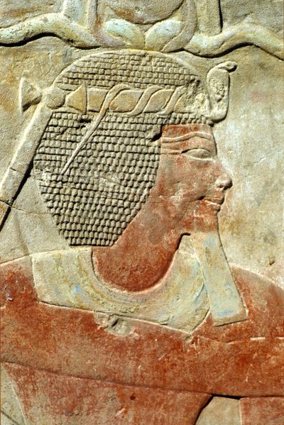 مصر القديمة، رسم على الجدران/نحت، فرعون يرتدي تاج آتف، معبد الكرنك، الأقصر (صورة) بواسطة المدرسة المصرية