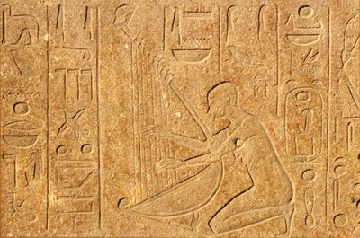 مصر القديمة، لوحة/نقش على الحائط، عازف قيثارة مع رأس حتشبسوت أعلى القيثارة، معبد الكرنك، الأقصر بواسطة المدرسة المصرية