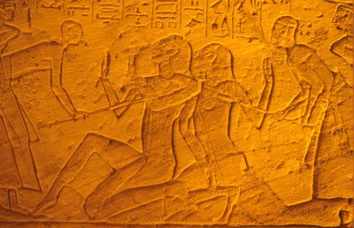 مصر القديمة، رسم/نقش على الجدران، سجناء حيثيون يتعرضون للضرب بالعصي، معبد رعمسيس الثاني ونفرتاري، أبو سمبي (صورة) بواسطة المدرسة المصرية