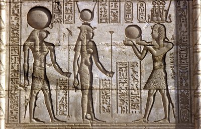 مصر القديمة، الرسم على الجدران/النحت، حورس وإيزيس يتلقيان قربانًا من الفرعون، معبد حتحور، دندرة (صورة) بواسطة المدرسة المصرية
