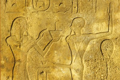مصر القديمة، الرسم على الجدران/النحت، معبد الكرنك/الأقصر، حتشبسوت تقدم البخور للإله مين بواسطة المدرسة المصرية
