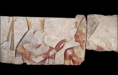 الفن المصري القديم: تعرف الملك رمسيس الثاني على الآلهة حورس وآمون وحتحور الذين أعطوه الحياة والشارات الملكية. نحت منخفض من الحجر الجيري من معبد رمسيس الثاني أبيدوس حوالي عام 1250 قبل الميلاد. الأسرة التاسعة عشر. إمبراطورية جديدة. باريس ، متحف اللوفر بواسطة المدرسة المصرية