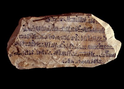 فن مصر القديمة: ostrakon (أو ostracon) (جمع: ostraca أو ostraka) hieratic (شظايا فخارية كتبت عليها أشياء مقدسة). إمبراطورية مصر الجديدة. باريس ، متحف اللوفر بواسطة المدرسة المصرية