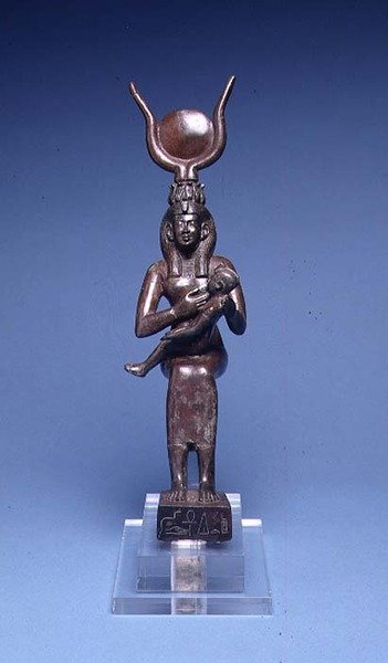 E.122-1954 إيريس تمريض حورس (منظر أمامي) مصري ، 715-525 قبل الميلاد (سبيكة نحاسية) (انظر أيضًا 89138) بواسطة المدرسة المصرية