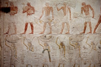 الأنتيكيت المصري: رجال يحملون البط. نقش من الحجر الجيري من مصلى مصطبة أخطتب في سقارة. الأسرة الخامسة (حوالي 2500-2350 قبل الميلاد) 2300 قبل الميلاد. باريس ، متحف اللوفر بواسطة المدرسة المصرية