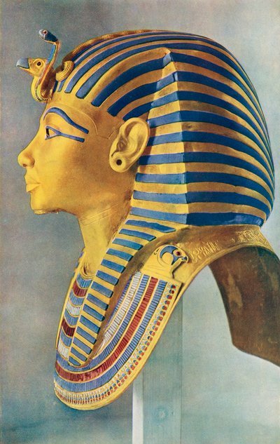 توت عنخ آمون. قناع الوجه المصنوع من الذهب الخالص الذي غطى رأس مومياء الفرعون الصغير. حكم الفرعون المصري من الأسرة الثامنة عشر ج. 1332 ق.م 1323 ق. من The Illustrated London News ، رقم سجل اليوبيل الفضي بواسطة المدرسة المصرية