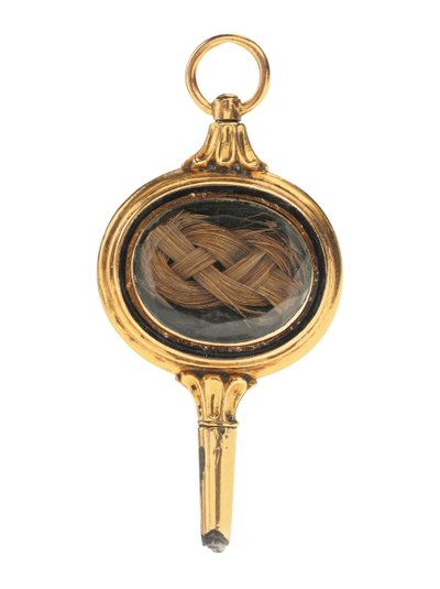 مفتاح ساعة Memento mori منقوش بقفل شعر مارثا وايلز جيفرسون ، فرنسي أو إنجليزي ، أواخر القرن الثامن عشر - أوائل القرن التاسع عشر (ذهبي) (انظر أيضًا 711001) بواسطة المدرسة الأوروبية