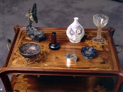 إناء زجاجي من Loetz قزحي الألوان ، وقوس pate-de-verre من تصميم Argy Rousseau وزجاج به زخرفة مقولبة ومنقوشة من Lalique (صورة) بواسطة المدرسة الفرنسية