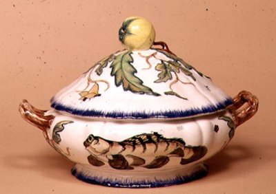 Tureen من Leboeuf et Milliet ، مزين من قبل روسو بعد تصميمات Bracquemond (القيشاني) بواسطة المدرسة الفرنسية
