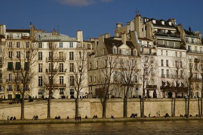 منظر لـ Quai d'Orleans on the Ile Saint Louis (Saint-Louis) في باريس في مارس 2006. بواسطة المدرسة الفرنسية