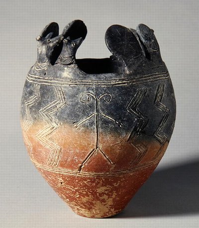 سلطانية حمراء مصقولة ، مع رأس حيوان وملحقات قرص الشمس ، من Vounous ، قبرص ، Tomb 91 ، 2500-2075 قبل الميلاد (الطين) بواسطة المدرسة اليونانية