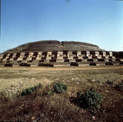 منظر لناندانجاره ستوبا ، الذي يُعتقد أنه يحمل رماد بوذا (صورة) بواسطة المدرسة الهندية